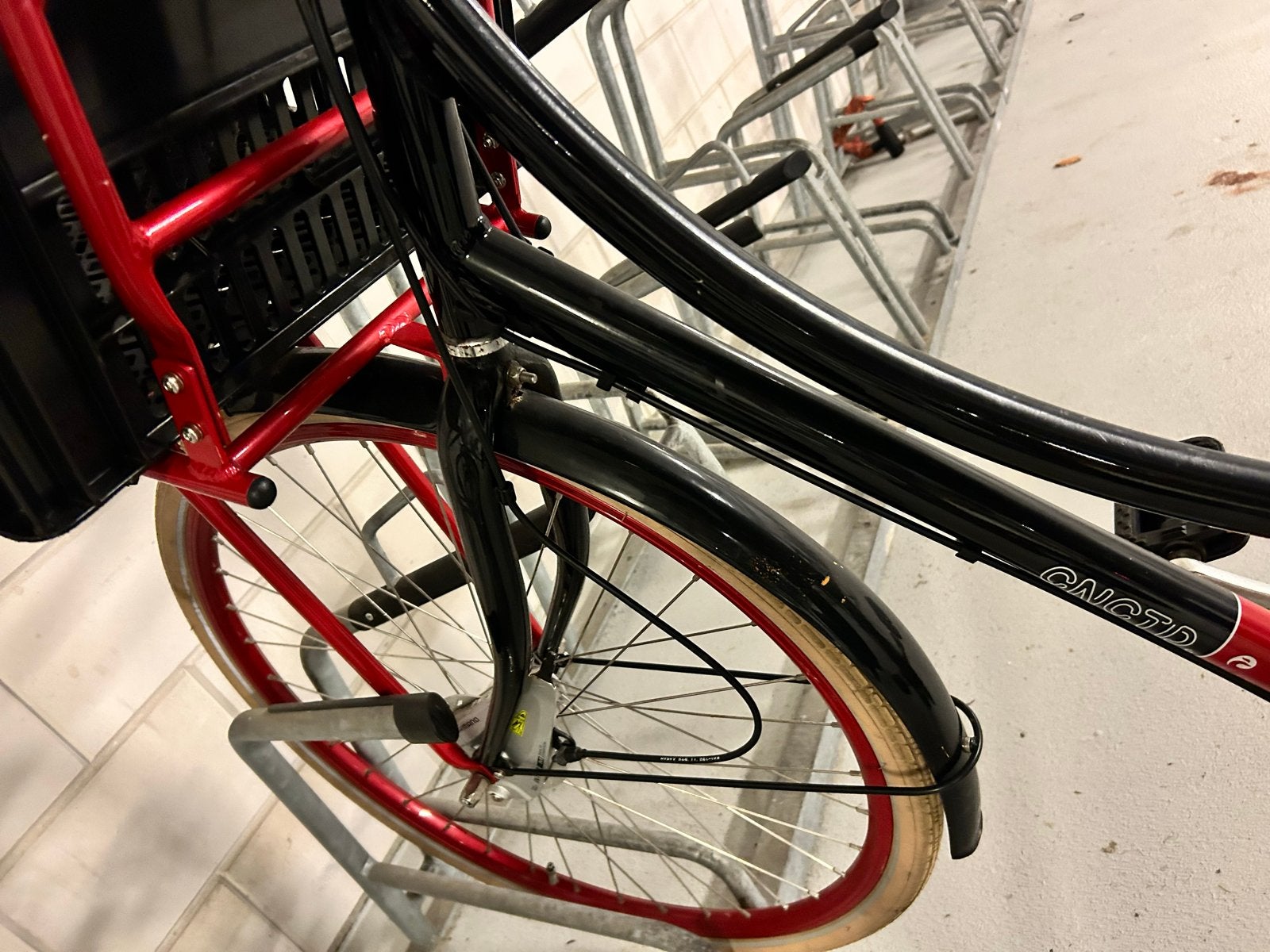 Foto 4 van Batavus damesfiets met kinderzitje en mand - Goede staat