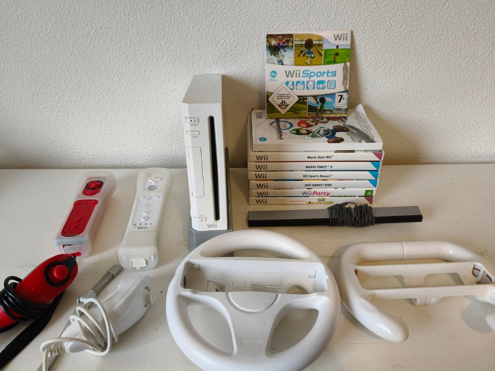 Nintendo Wii Console Bundel met 2 controllers en 6 games, Ophalen of Verzenden, Gebruikt, Met 2 controllers, Met games
