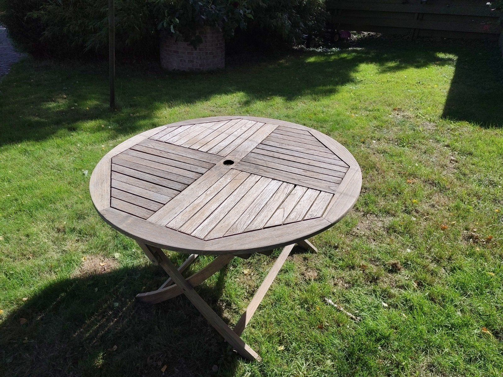 Ronde houten tuintafel - inklapbaar, Tuin en Terras, Ophalen of Verzenden, Gebruikt, Rond, Hout