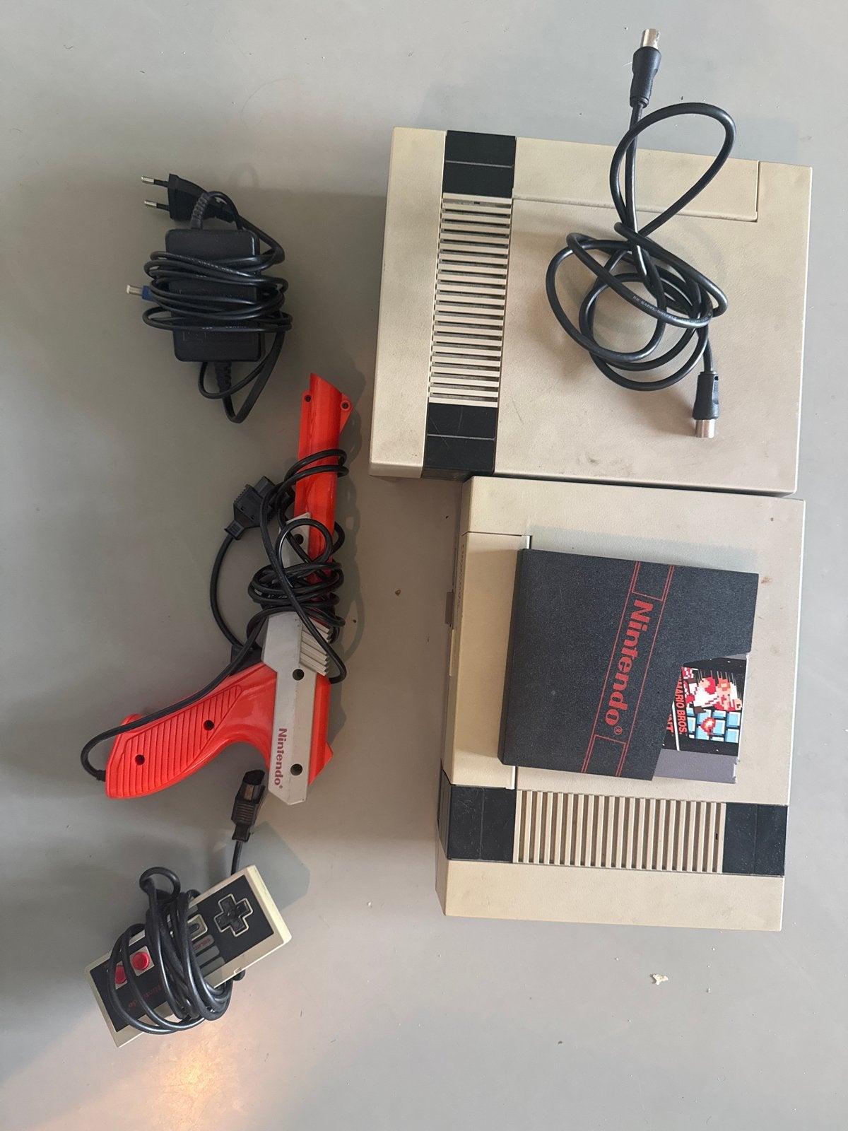 2 Nintendo NES Consoles met accessoires en game, Gebruikt, 2 spelers, Ophalen of Verzenden, Vanaf 3 jaar