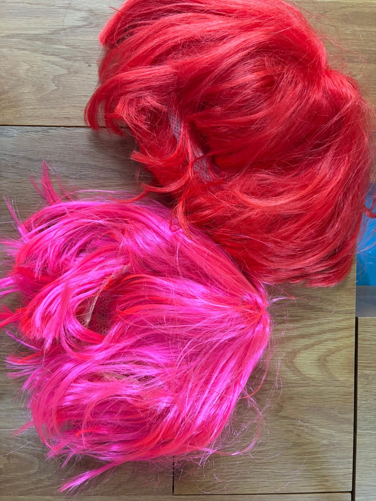 Feestpruiken roze en rood, Hobby en Vrije tijd, Ophalen of Verzenden, Zo goed als nieuw