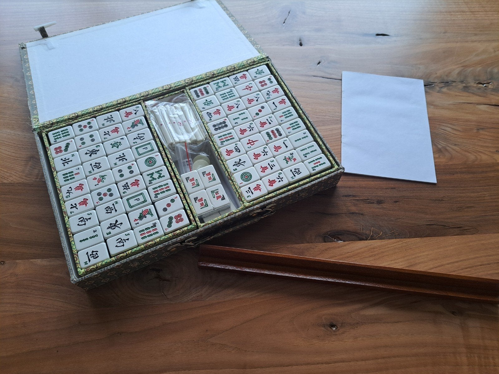 Mahjong spel in luxe koffer - Compleet en zo goed als nieuw, Drie of vier spelers, Ophalen of Verzenden, Zo goed als nieuw