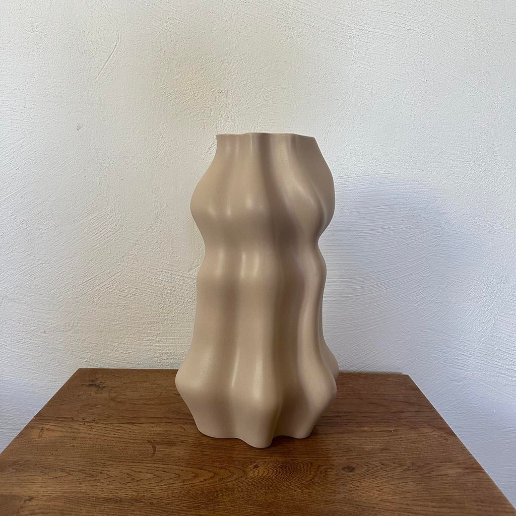 H&M HOME vaas - beige creme zand - organische vorm keramiek, Ophalen of Verzenden, Zo goed als nieuw, Overige kleuren