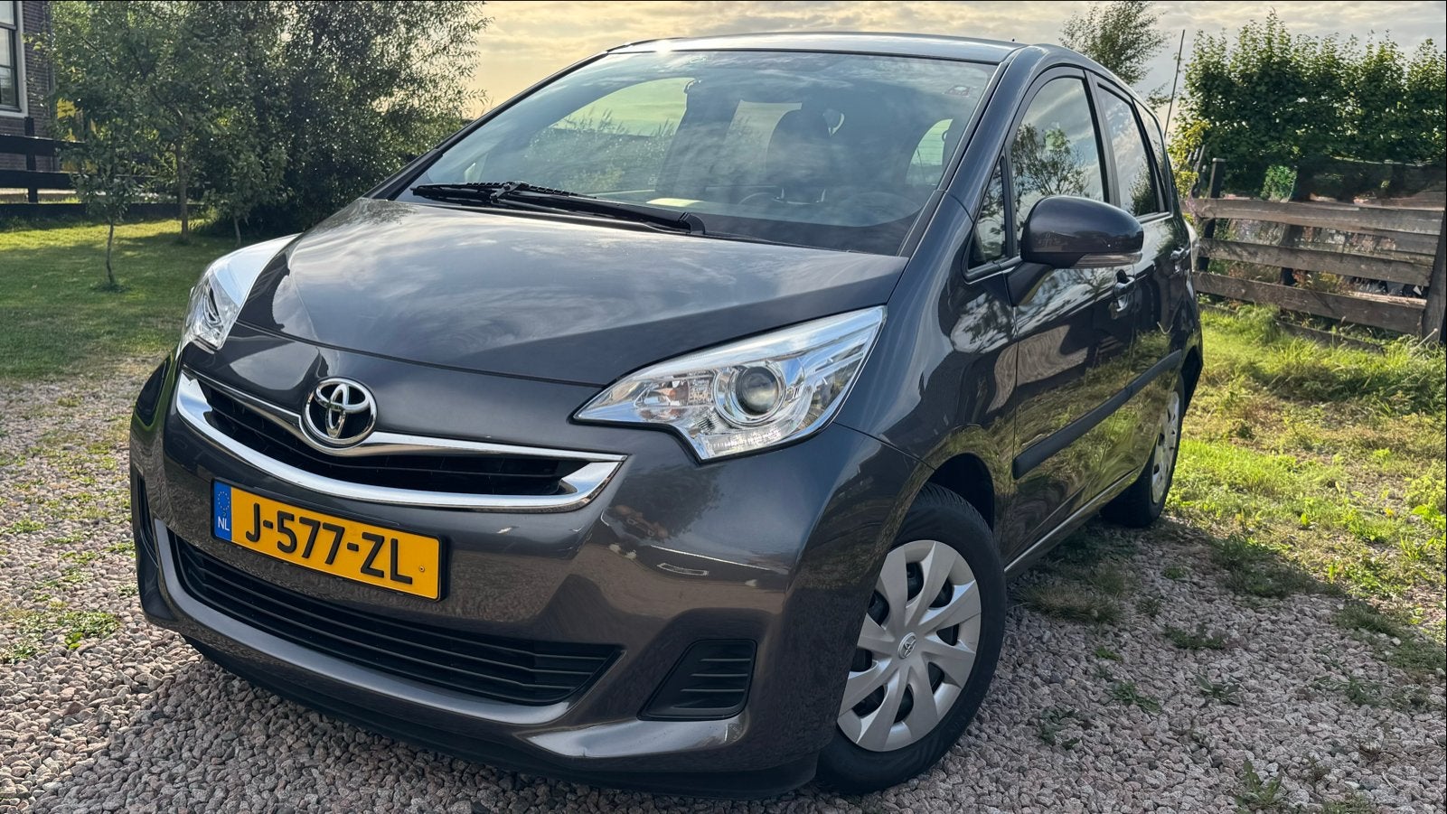 Toyota Verso-S 1.3 Vvt-i 2015 Grijs, Auto's, Voorwielaandrijving, Leder en Stof, 1329 cc, Handgeschakeld