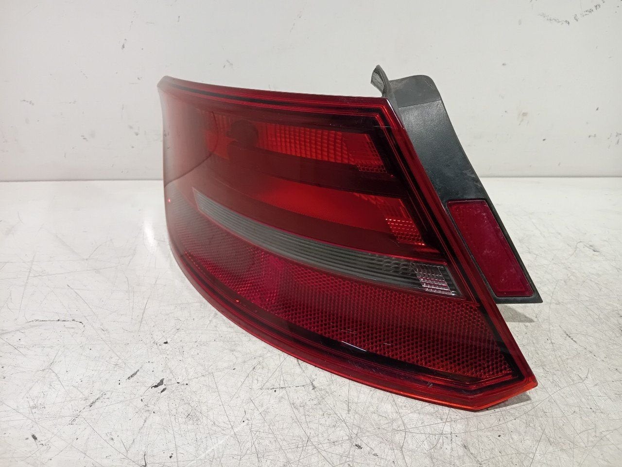 Achterlicht links buiten Audi A3, Onderdelen@venauto.nl, Van der Ven Autorecycling B.V., Gebruikt, Ettenseweg 76, 4706 PB Roosendaal, The Netherlands