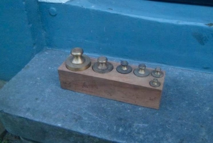 Gewichtenblok 6 messing gewichten geijkt koper 50gr - 1kg, Ophalen of Verzenden