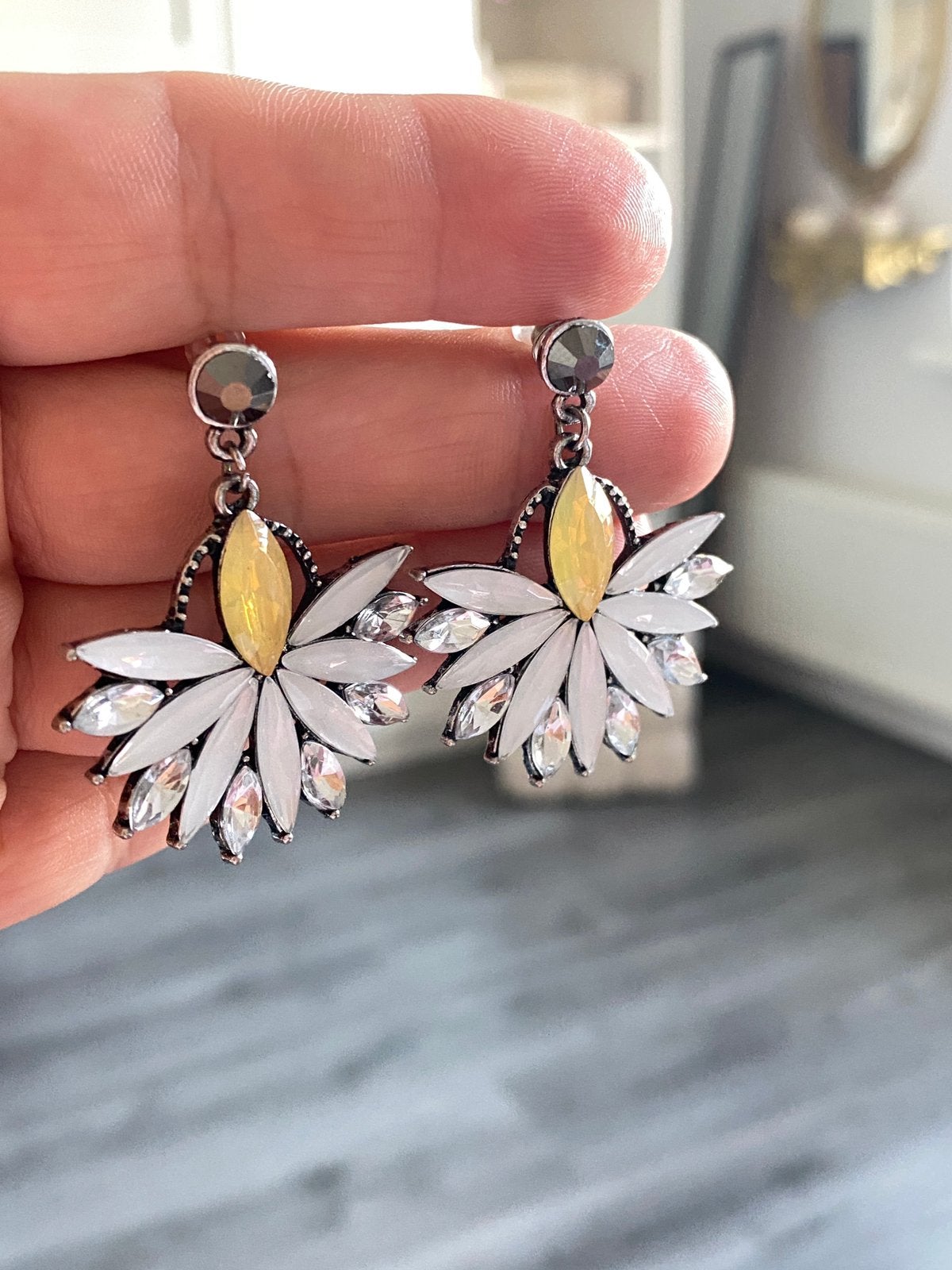 Leuke aparte design oorbellen met witte gele stenen, Verzenden, Zo goed als nieuw, Geel, Overige materialen