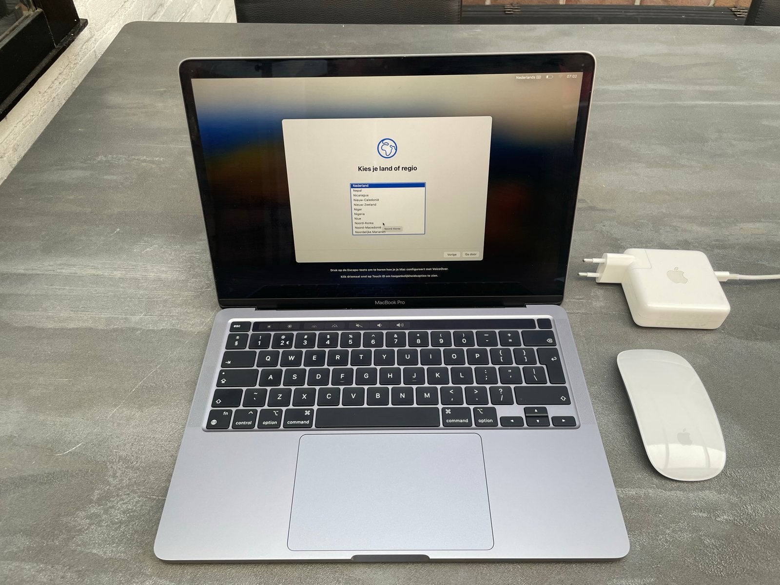 MacBook Pro 13" M1 2020 16GB RAM 256GB SSD + Magic Mouse, 256 GB, 2 tot 3 Ghz, Qwerty, 13 inch