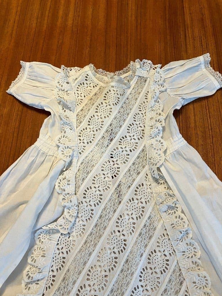 antiek, lang wit kanten poppenjurkje, Verzamelen, Poppen, Ophalen of Verzenden, Gebruikt, Pop, Levensecht of Reborn