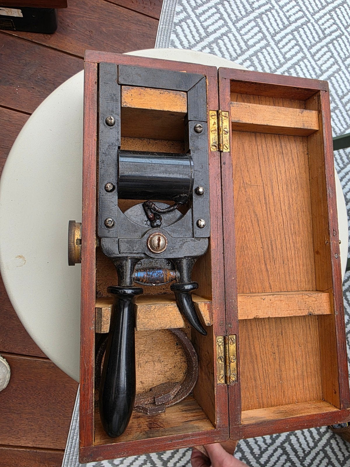 Antieke handpers in houten kist, Ophalen