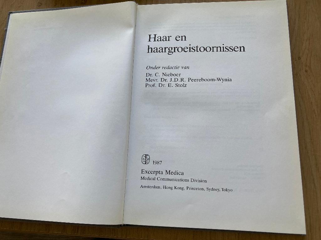 Boek Haar en haargroeistoornissen gezondheid, Ophalen of Verzenden, Gelezen