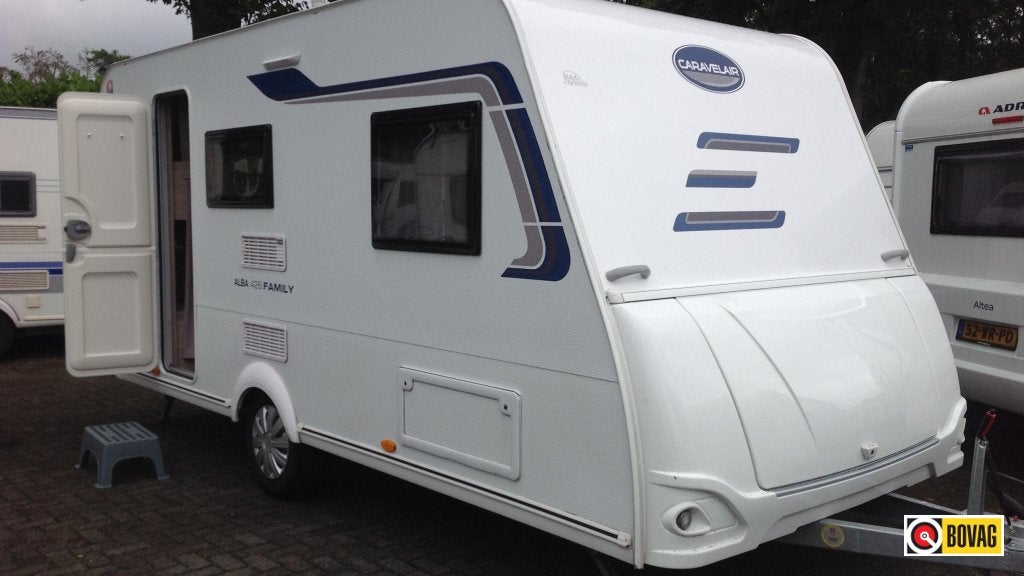Caravelair Alba Family 426 Kinderkamer, Caravans en Kamperen, Caravans, Dwarsbed, Treinzit, 5 tot 6 meter, Caravelair