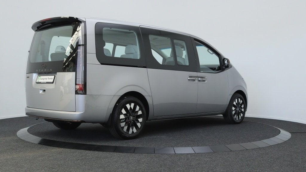 Hyundai Staria 1.6 T-GDI HEV | Luxury 7 persoons | Hybride |, 4 cilinders, 7 stoelen, Leder, 1936 kg