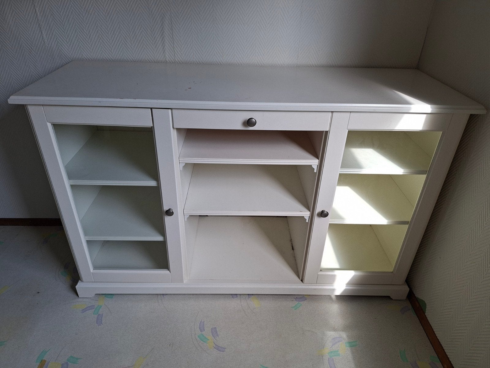 Wit dressoir met glazen deuren en lade, Ophalen, Gebruikt, 100 tot 150 cm, Met lade(s)