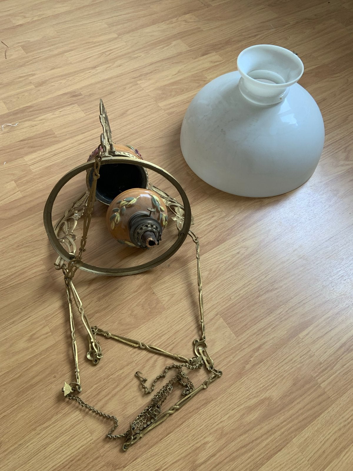 Antieke olielamp met porseleinen en messing details, Ophalen of Verzenden