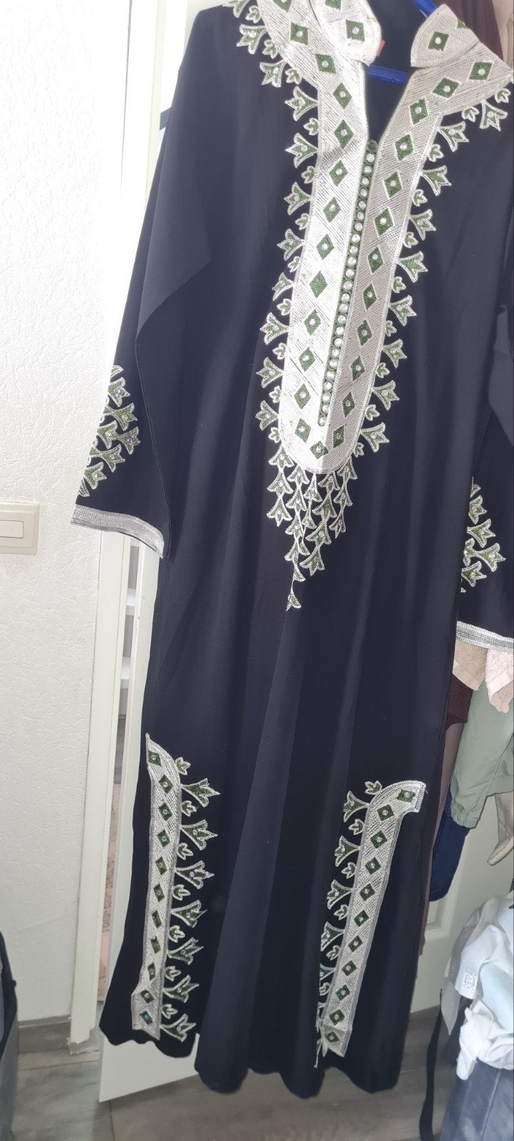 Zwarte kaftan met groene en zilveren borduursels, Maat 38/40 (M), Zwart, Ophalen of Verzenden, Onder de knie