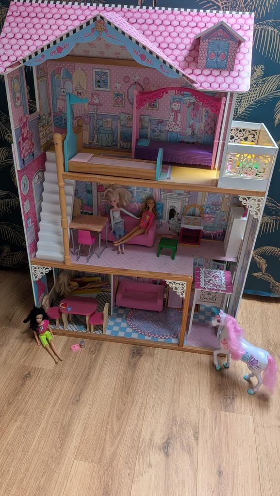 Barbiehuis met veel Barbies en toebehoren, Ophalen of Verzenden, Barbie