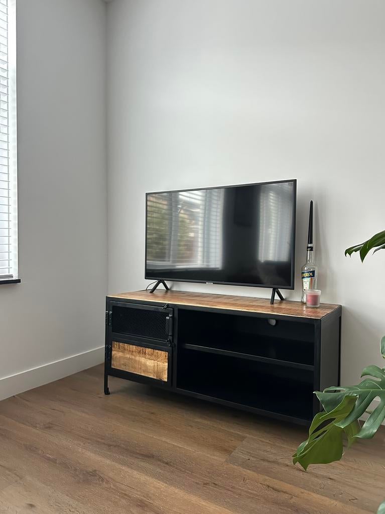 Tv-meubel 120cm breed, zwart metaal met hardhout details, Huis en Inrichting, 100 tot 150 cm, Zo goed als nieuw, Minder dan 100 cm