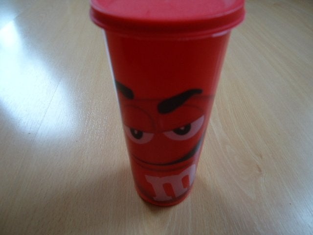 M&M rode plastic beker met deksel, rood, Verzamelen, Merken en Reclamevoorwerpen, Ophalen of Verzenden, Zo goed als nieuw, Gebruiksvoorwerp