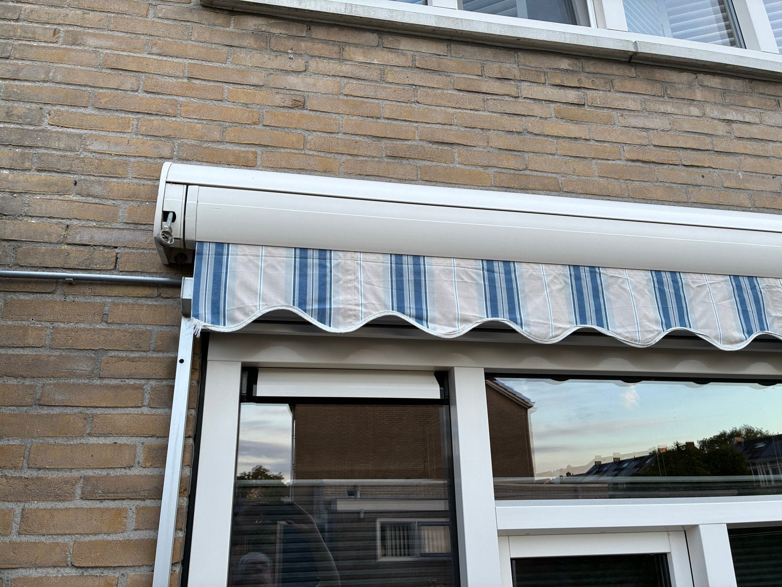 knikarmscherm - blauw/wit gestreept, Tuin en Terras, Zonneschermen, Ophalen, Gebruikt, 450 cm of meer, 150 tot 300 cm