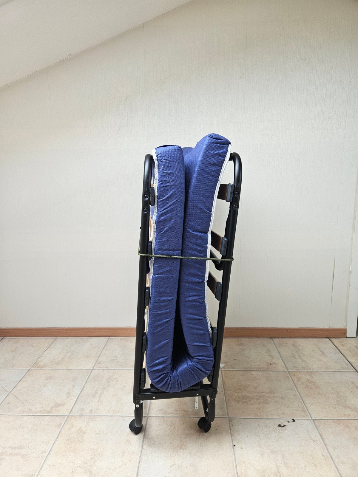 Opvouwbaar logeerbed met matras en hoes, Ophalen, Gebruikt, Eenpersoons, Zwart