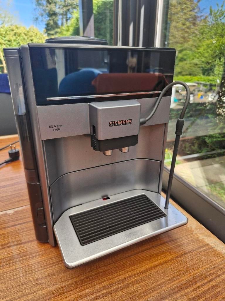Nette Siemens EQ6 Plus S100 volautomatische koffiemachine, Koffiemachine, Ophalen of Verzenden, Zo goed als nieuw, Afneembaar waterreservoir