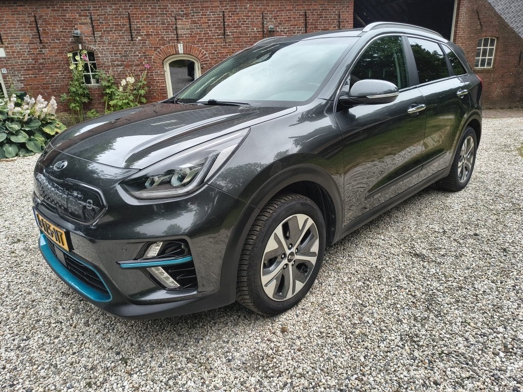 Kia e-Niro DynamicPlusLine 64 kWh | 3 Fase | schuifdak, 1712 kg, Stoelverwarming, Origineel Nederlands, Grijs