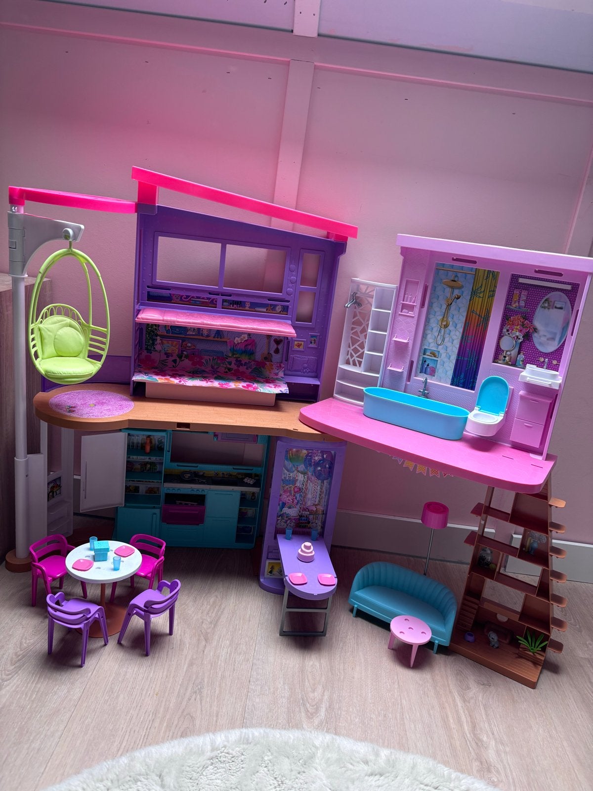 Groot Barbie Droomhuis met meubels, Kinderen en Baby's, Speelgoed | Poppenhuizen, Ophalen of Verzenden, Gebruikt, Poppenhuis