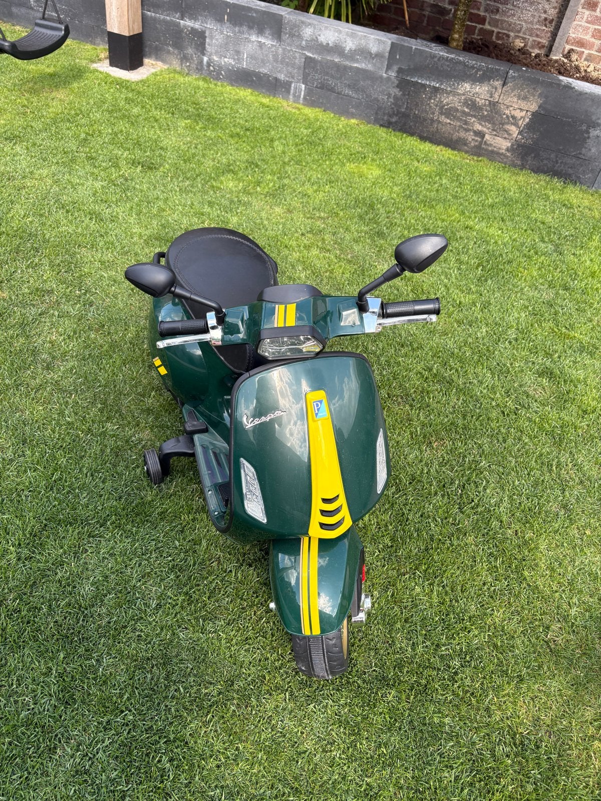 Kinder Vespa scooter elektrisch - Groen met gele strepen, Kinderen en Baby's, Ophalen, Zo goed als nieuw