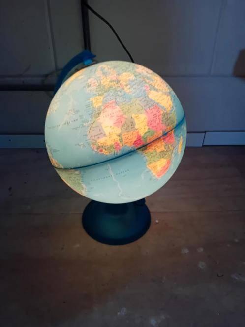 Lamp wereldbol met verlichting hoogte 37 cm, Huis en Inrichting, Woonaccessoires | Wereldbollen, Ophalen of Verzenden, Verlicht