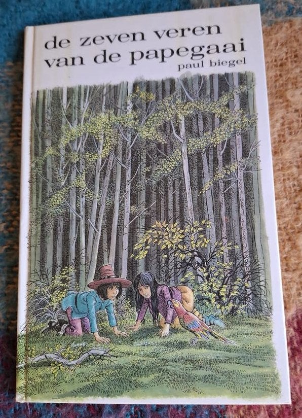 De Zeven Veren van de Papegaai - Paul Biegel, Ophalen of Verzenden, Gelezen, Sprookjes