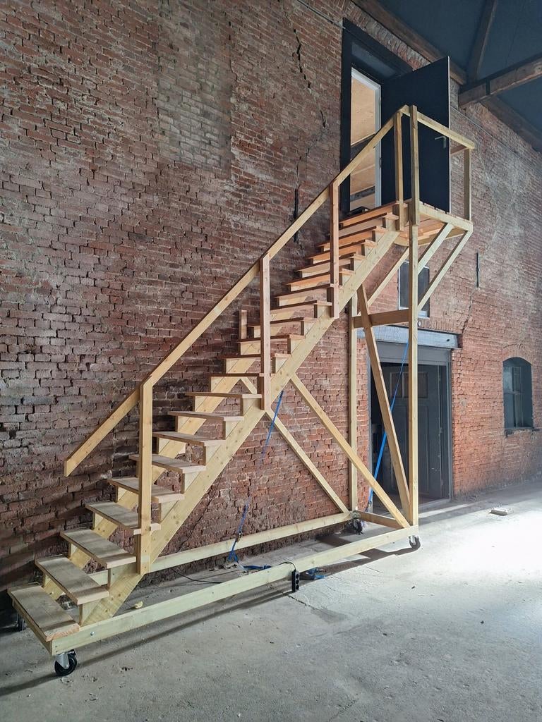 Grote houten trap met platform en wielen, Doe-het-zelf en Verbouw, Ladders en Trappen, Nieuw, Trap, 2 tot 4 meter, Ophalen of Verzenden
