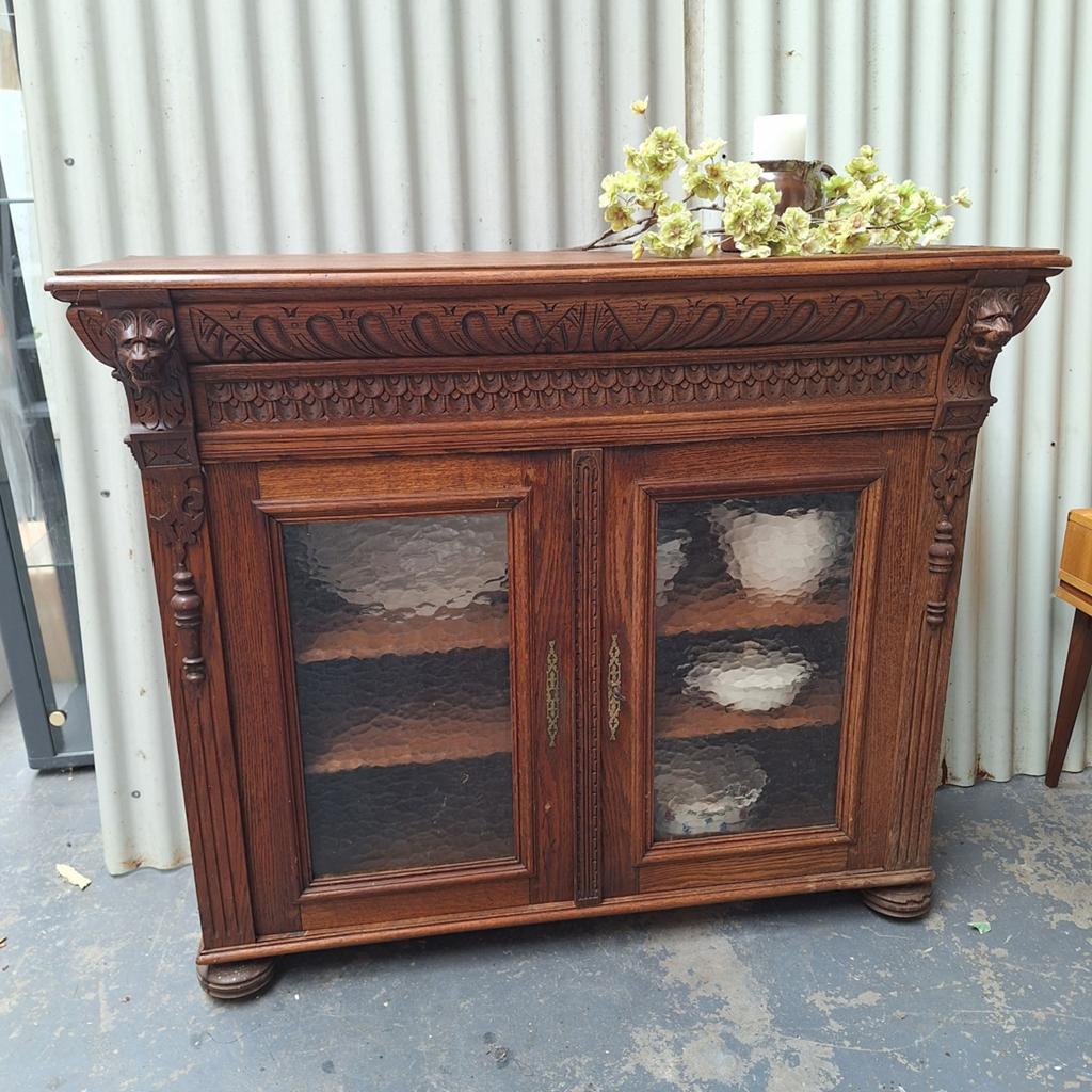 Antieke kast met ribbelglas en bolpoten, Ophalen