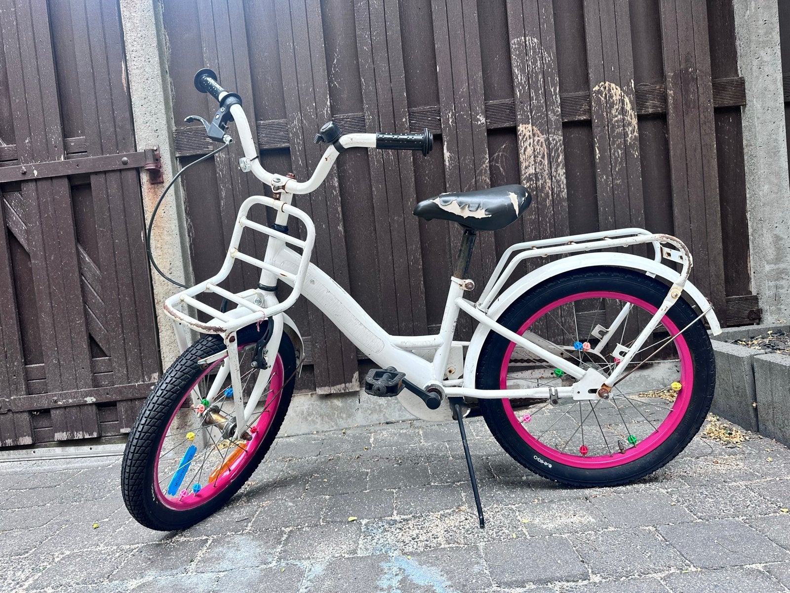 Meisjesfiets 18 inch - Wit met roze accenten, Fietsen en Brommers, Fietsen | Meisjes, Ophalen, Gebruikt, Terugtraprem, 18 inch