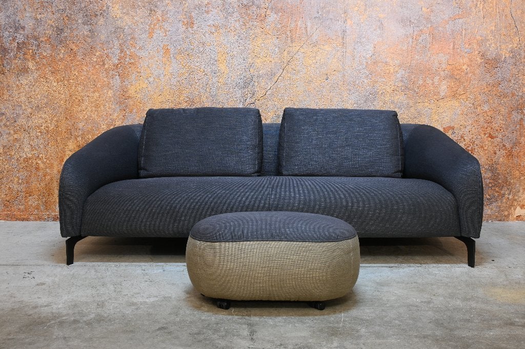 ZGANieuw grijze stoffen Leolux Elias designbank + hocker