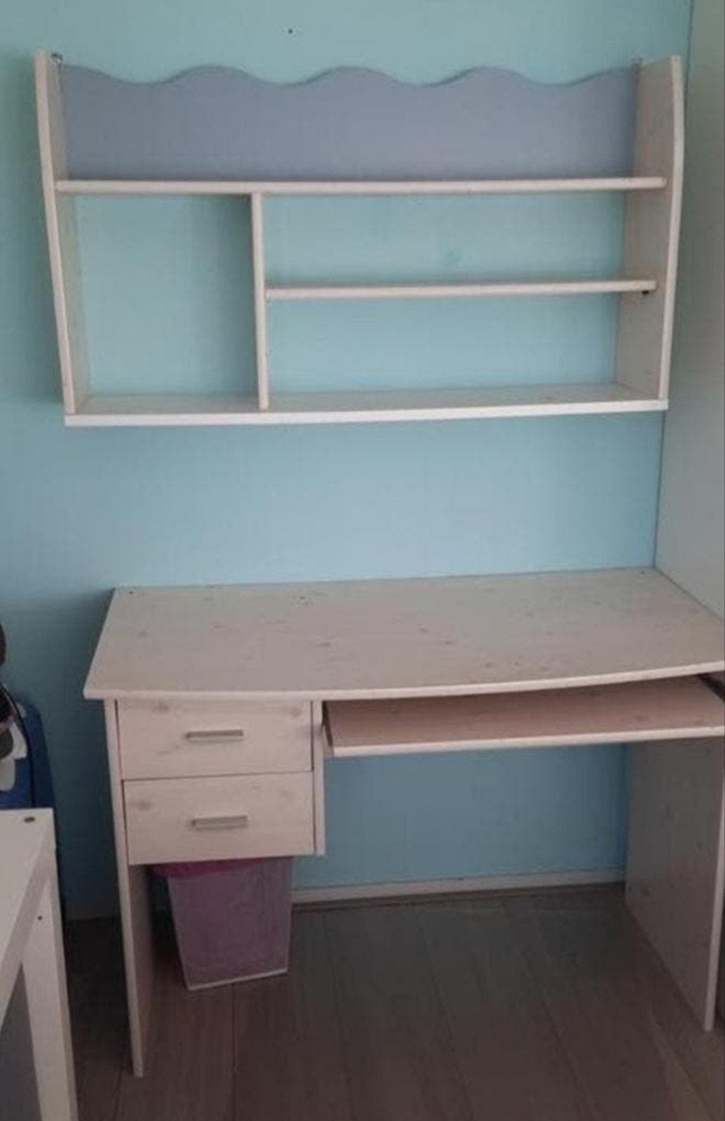 Keurig kinderbureau met opzetstuk.
110 bij 60 (voorkant rond, Ophalen