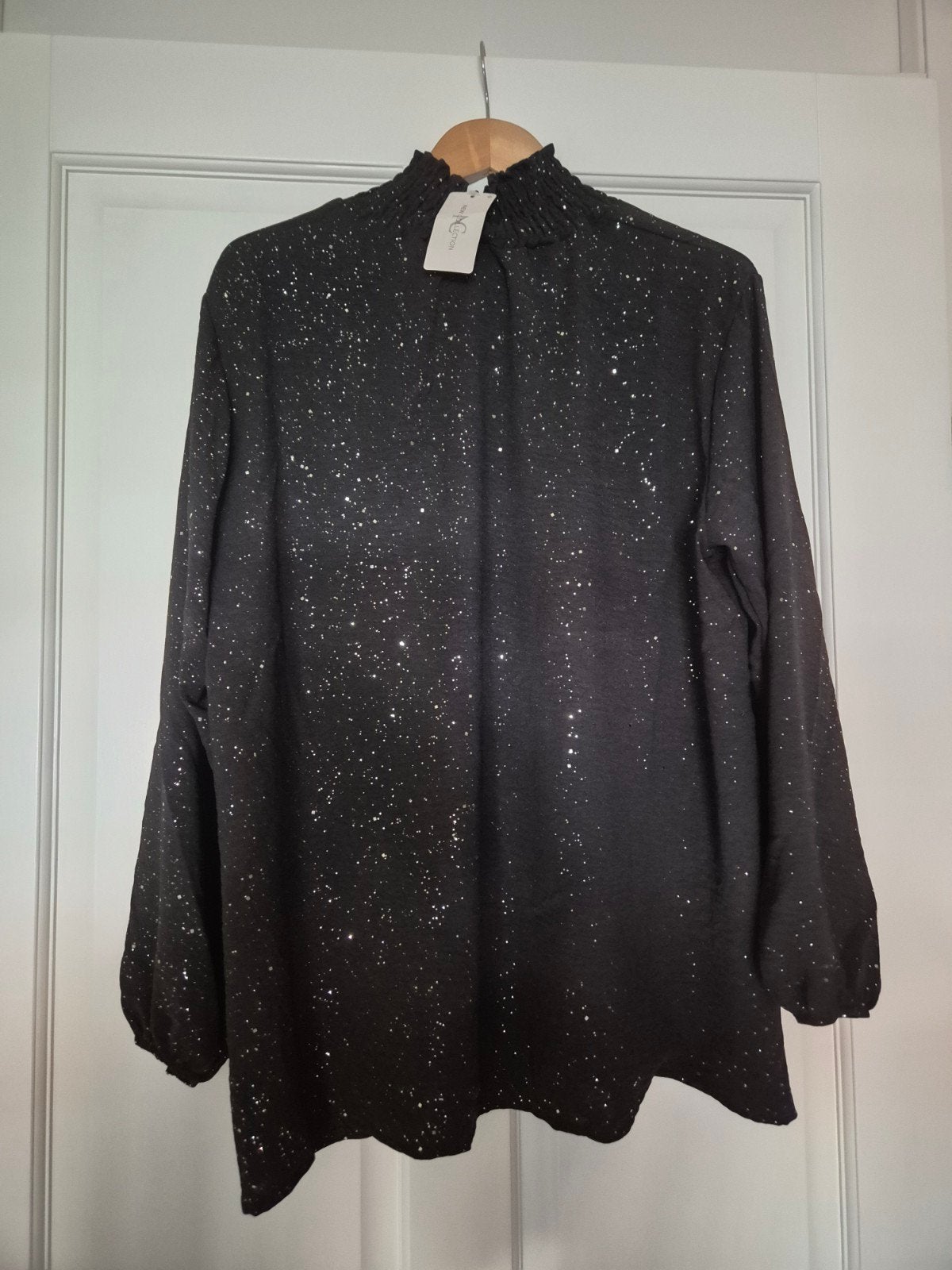 Nieuwe zwarte blouse met glitters Big size t/m 48, Ophalen of Verzenden, Nieuw, Maat 46/48 (XL) of groter, Zwart