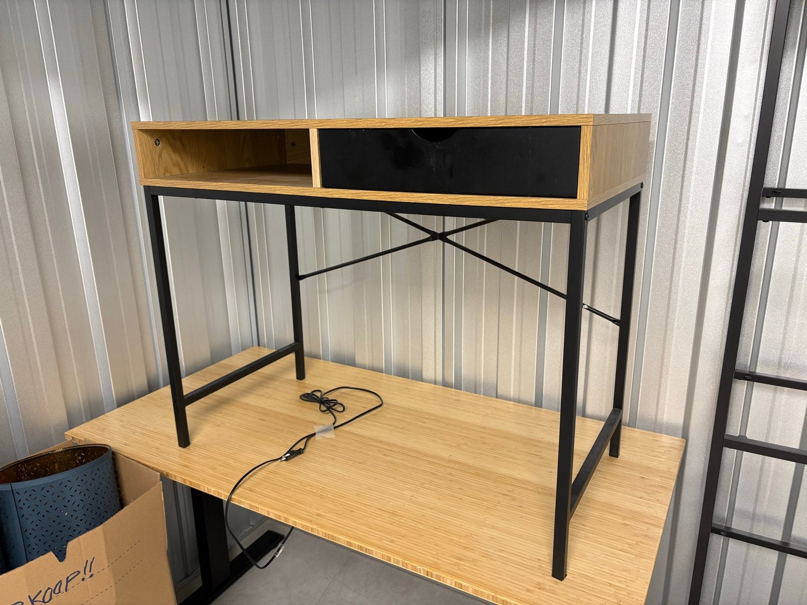 Modern bureau met lade en opbergvak - Hout en metaal, Huis en Inrichting, Bureaus, Ophalen, 48 cm, Met lades, Bruin