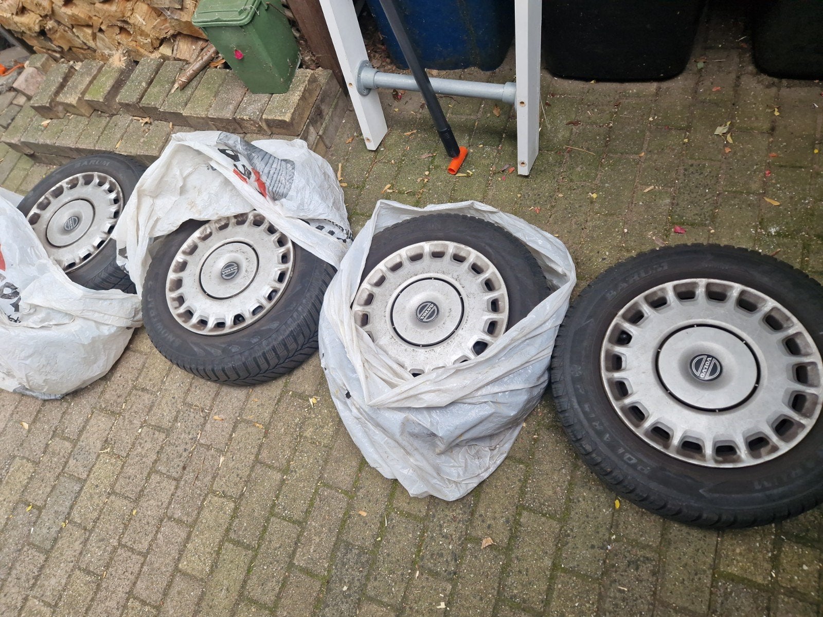 Volvo wieldoppen met velgen, Auto diversen, Ophalen, Gebruikt