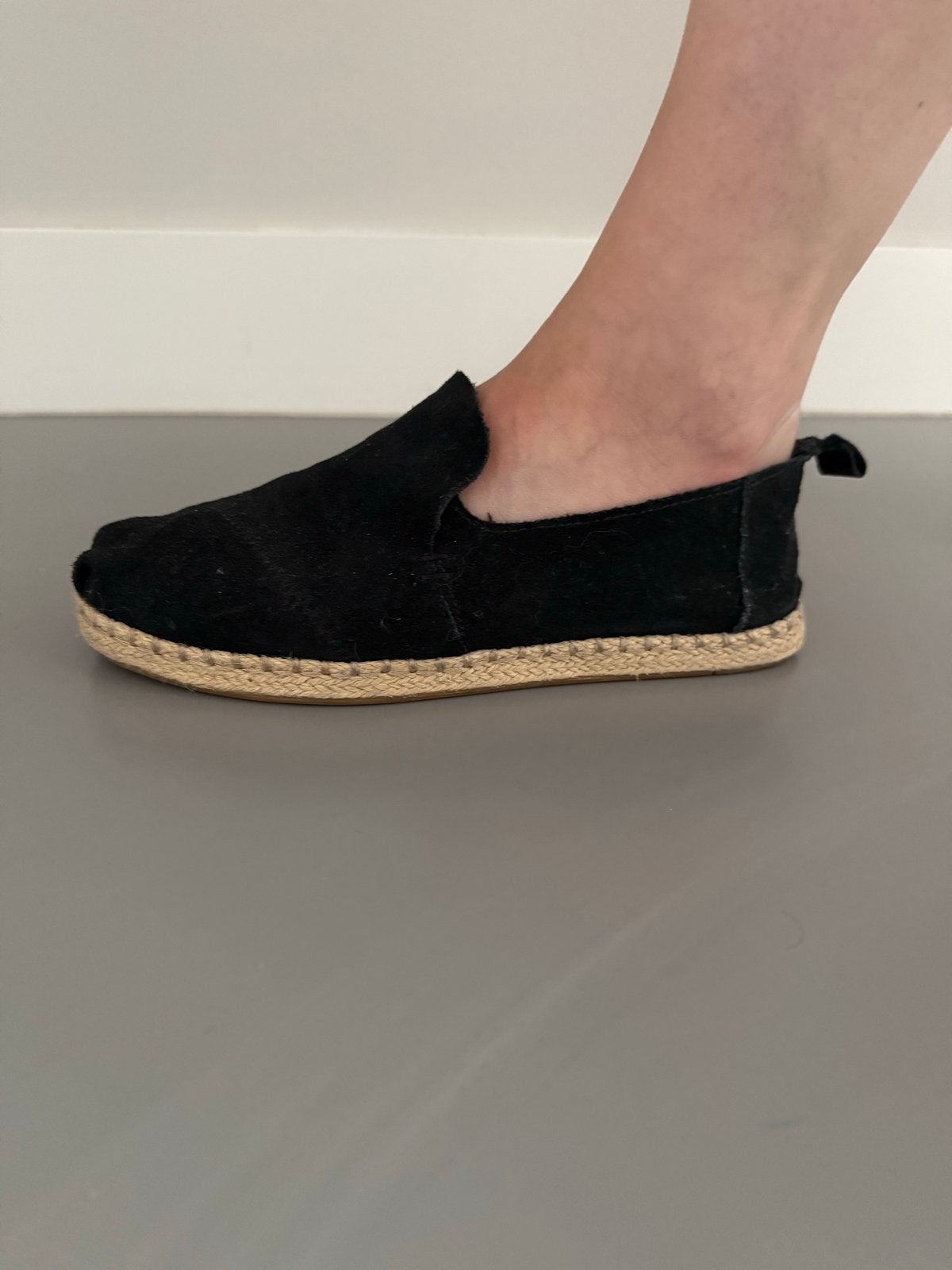 TOMS zwarte espadrilles, maat 37,5, Zwart, Ophalen of Verzenden, Zo goed als nieuw, Espadrilles of Moccasins