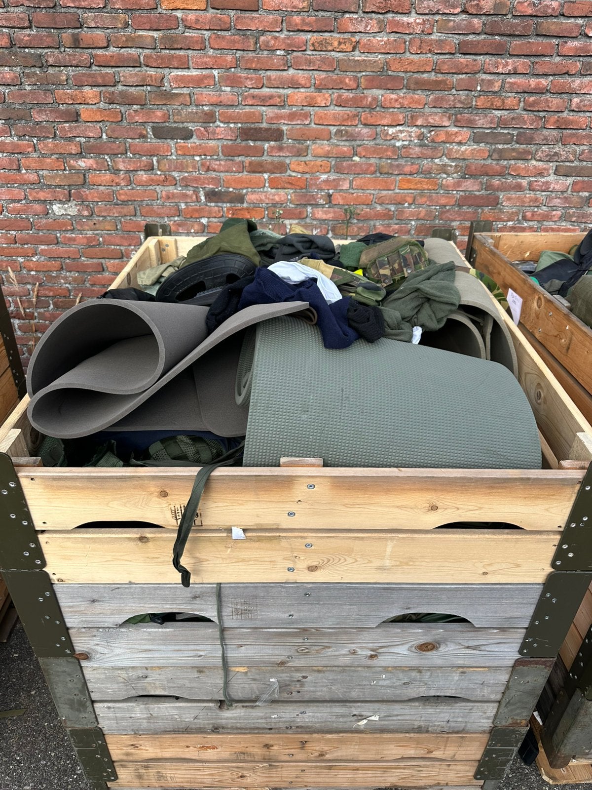 Lot ongesorteerde defensie goederen, Ophalen of Verzenden, Landmacht, Nederland, Embleem of Badge