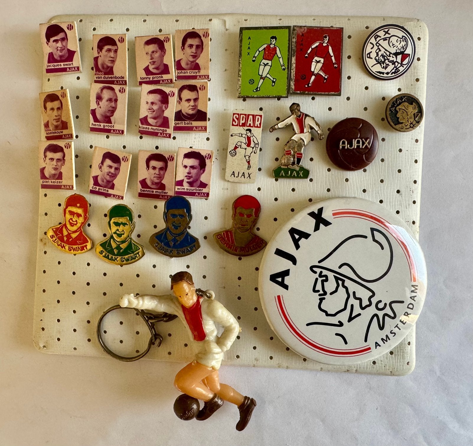 23 speldjes van Ajax Amsterdam + 1 Button + Sleutelhanger, Ophalen of Verzenden, Zo goed als nieuw, Sport