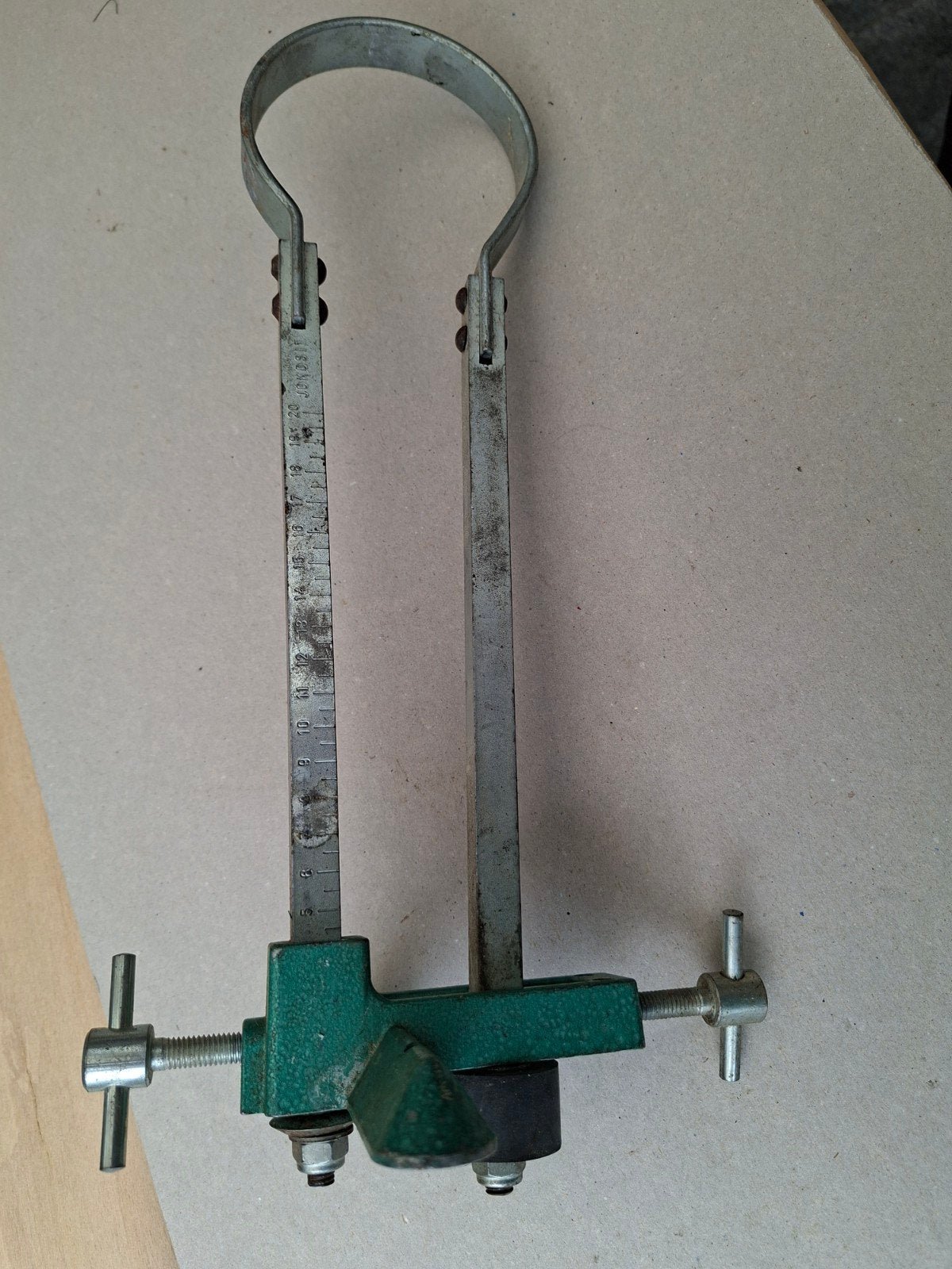 Hand tegelsnijder, Ophalen
