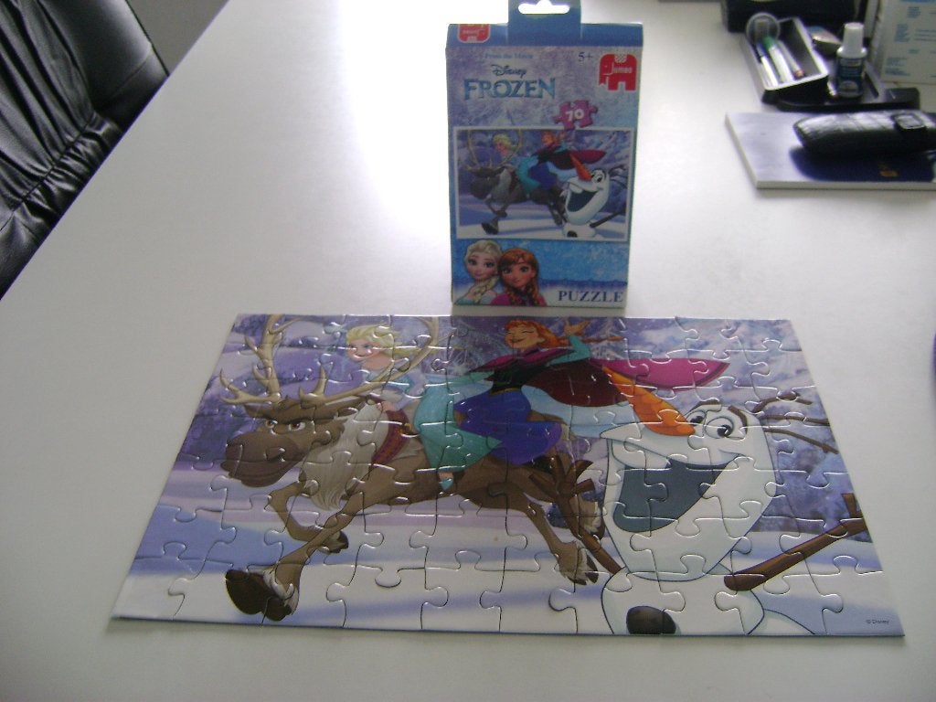 frozen puzzel van jumbo 5+ met anna en elsa met 70stukjes, Ophalen of Verzenden, Meer dan 50 stukjes, Zo goed als nieuw, 4 tot 6 jaar