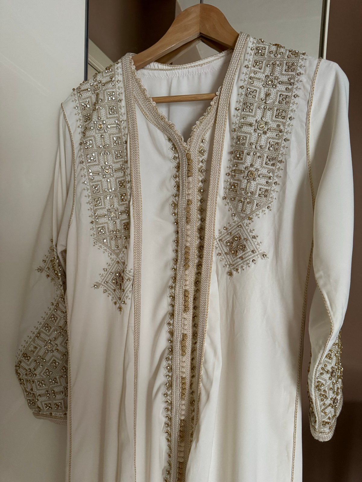 Prachtige witte Marokkaanse takshita/kaftan met goud borduur, Maat 38/40 (M), Overige typen, Wit, Ophalen of Verzenden