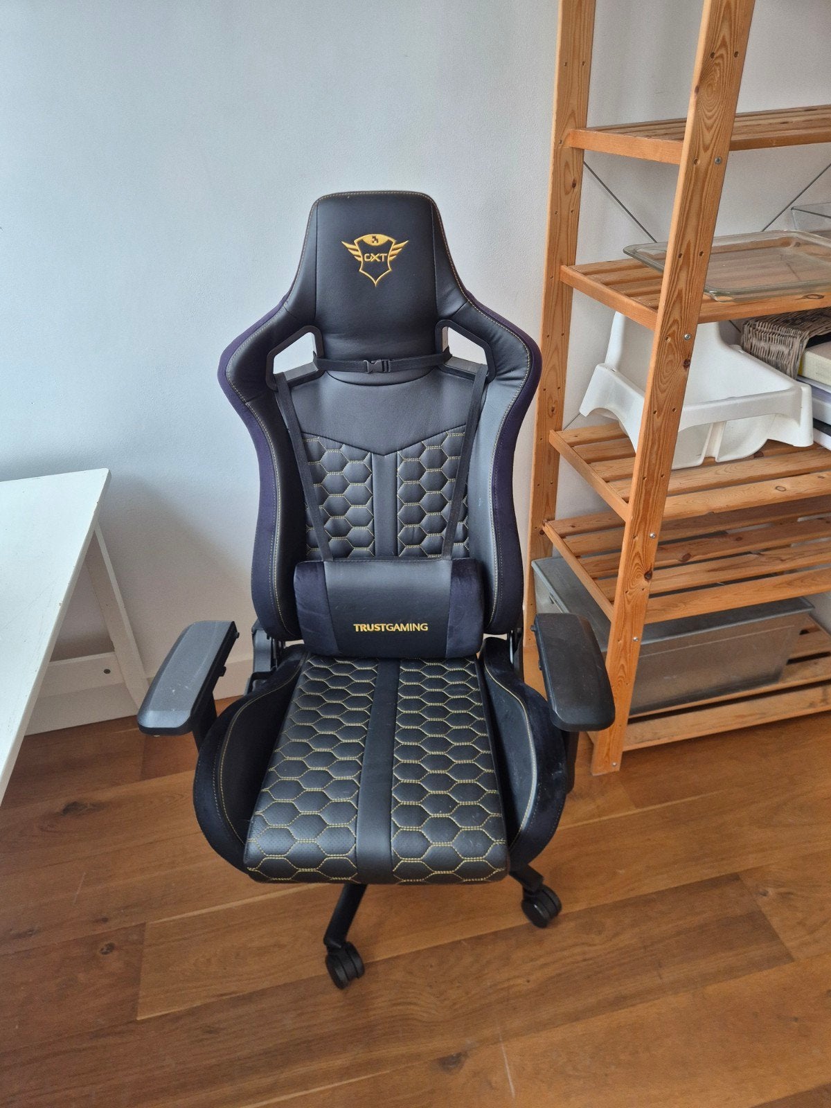 Trust Gaming GXT 707 Resto Gaming Stoel Zwart/Goud, Huis en Inrichting, Bureaustoelen, Gaming bureaustoel, Gebruikt, Zwart, Ophalen of Verzenden