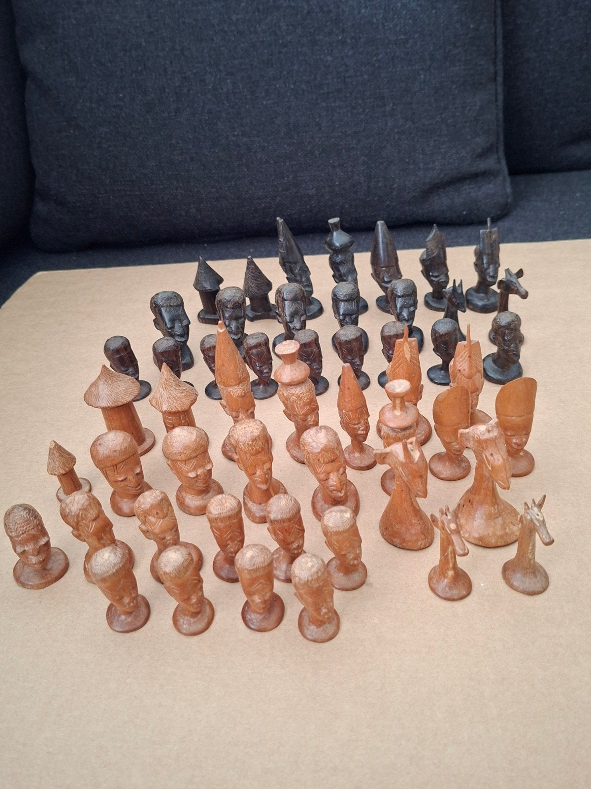 Unieke handgesneden Afrikaanse houten schaakstukken (53), Overige typen, Groep mensen, Minder dan 20 cm, Ophalen of Verzenden