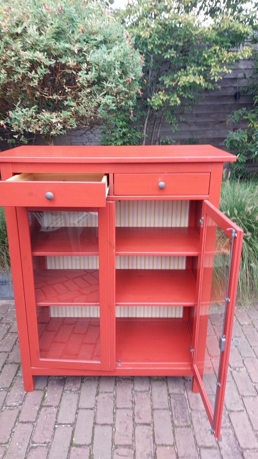 Ikea Hemnes Zweeds rode kast met glazen deuren en lades, Ophalen, Zo goed als nieuw