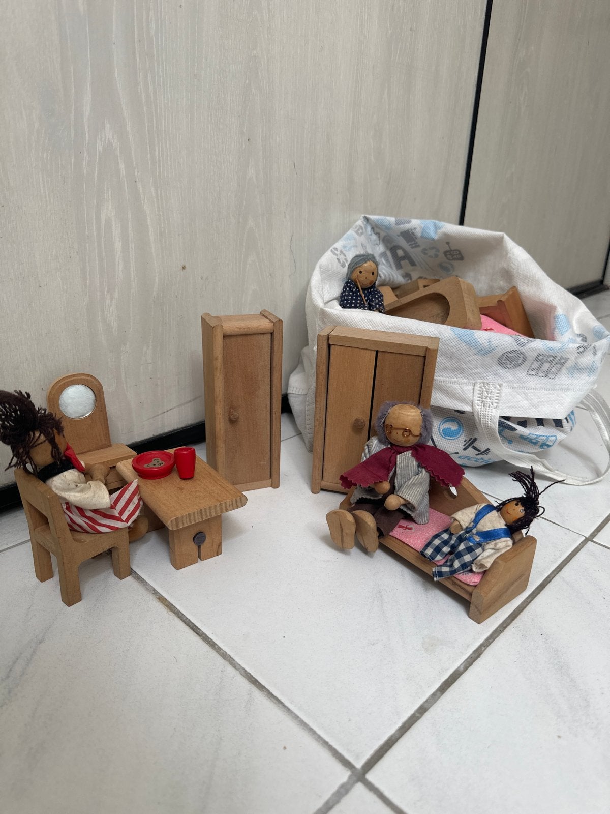 Poppenhuis poppetjes en meubilair - heeft liefde nodig, Ophalen, Gebruikt, Poppenhuis