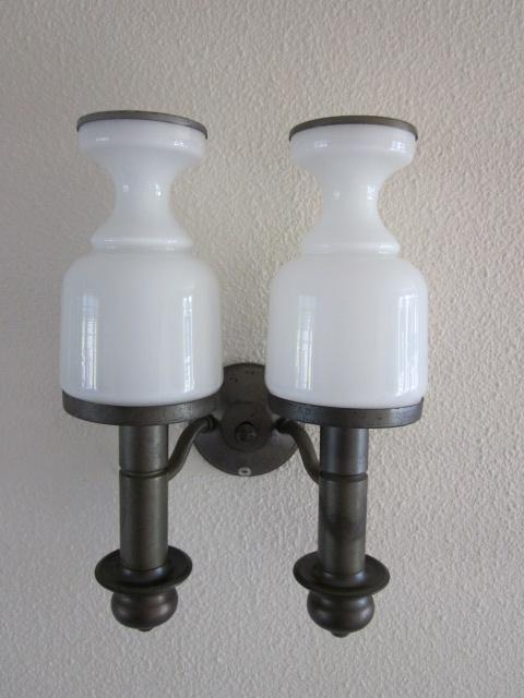 RETRO WANDLAMP 2 melkglazen kapjes VINTAGE '60 '70 jaren, Verzenden, Gebruikt, Glas, RETRO VINTAGE OLIE-lampje (Electrisch)